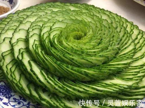 紫案佳肴，银杯绿茶，金樽甘露，玉盘黄瓜，孩子直夸妈妈刀工精湛