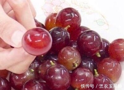 比不|葡萄只用清水洗,比不洗还脏,教你一招,脏东西自动跑出来