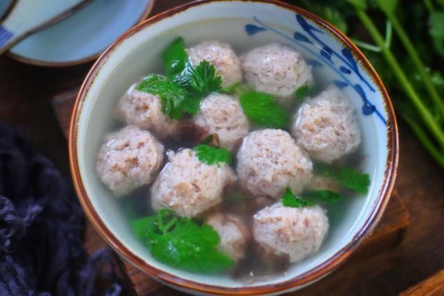 煮肉丸紫菜汤,不要加淀粉和鸡精了,肉丸嫩汤鲜美,诀窍公开
