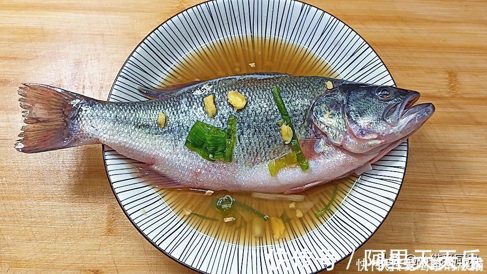 清蒸|清蒸鲈鱼就爱这种做法，又快又简单，鱼肉鲜嫩细腻，年夜饭做来吃