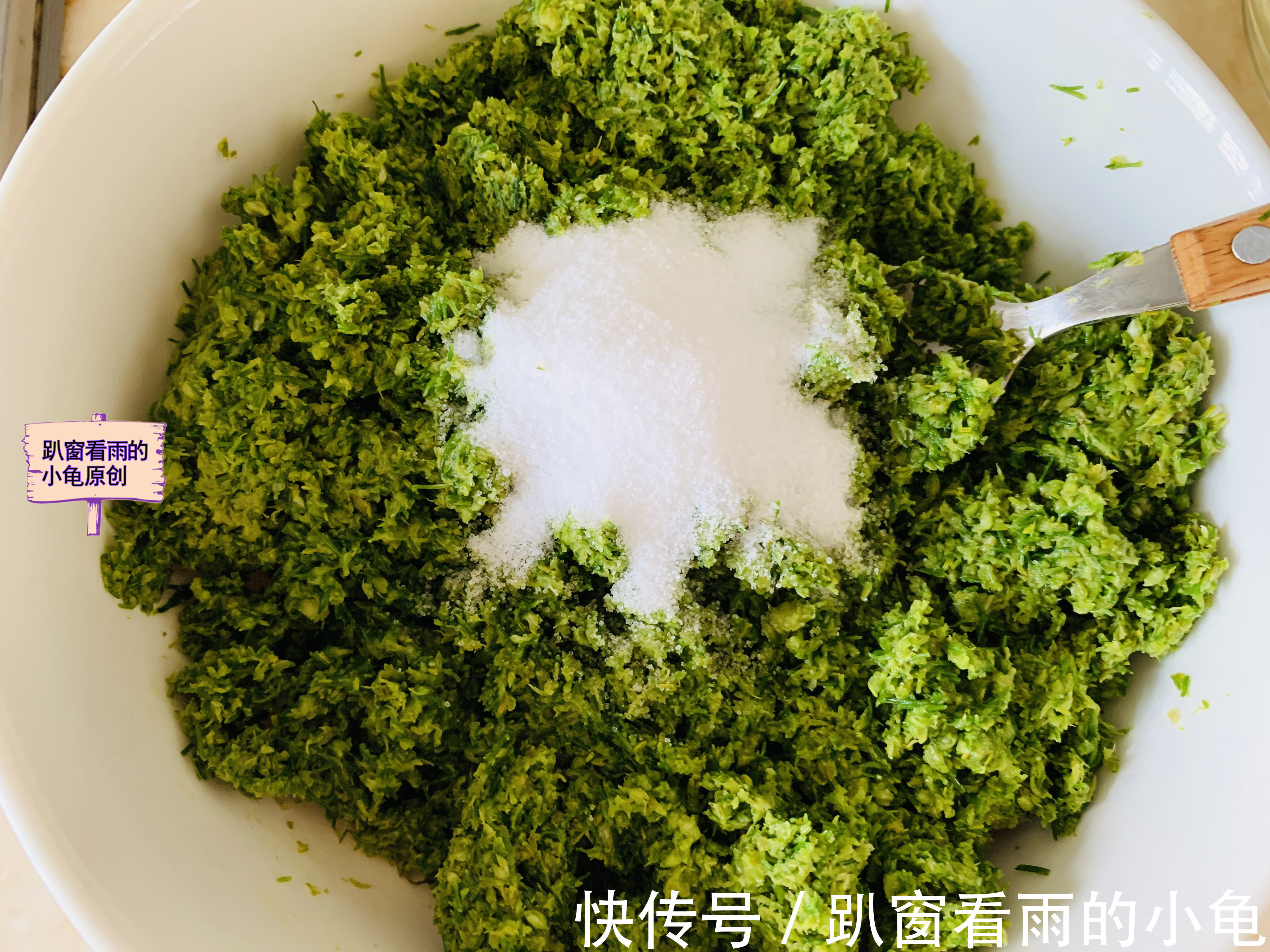好吃|腌韭菜花,除了放盐,再加入它,韭菜花酱翠绿不变色,黏稠又好吃