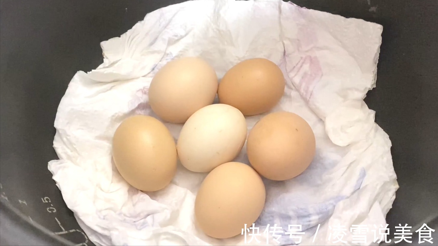 鸡蛋别再用水煮了，保姆教你新方法，只需1分钟，鸡蛋鲜嫩不粘壳