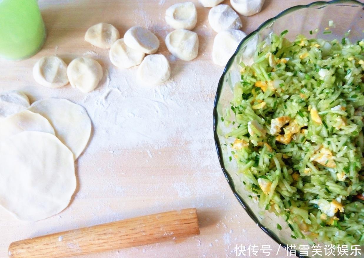  饺子馅|黄瓜别再炒着吃了，加鸡蛋做成饺子馅，清爽多汁，最适合夏天吃