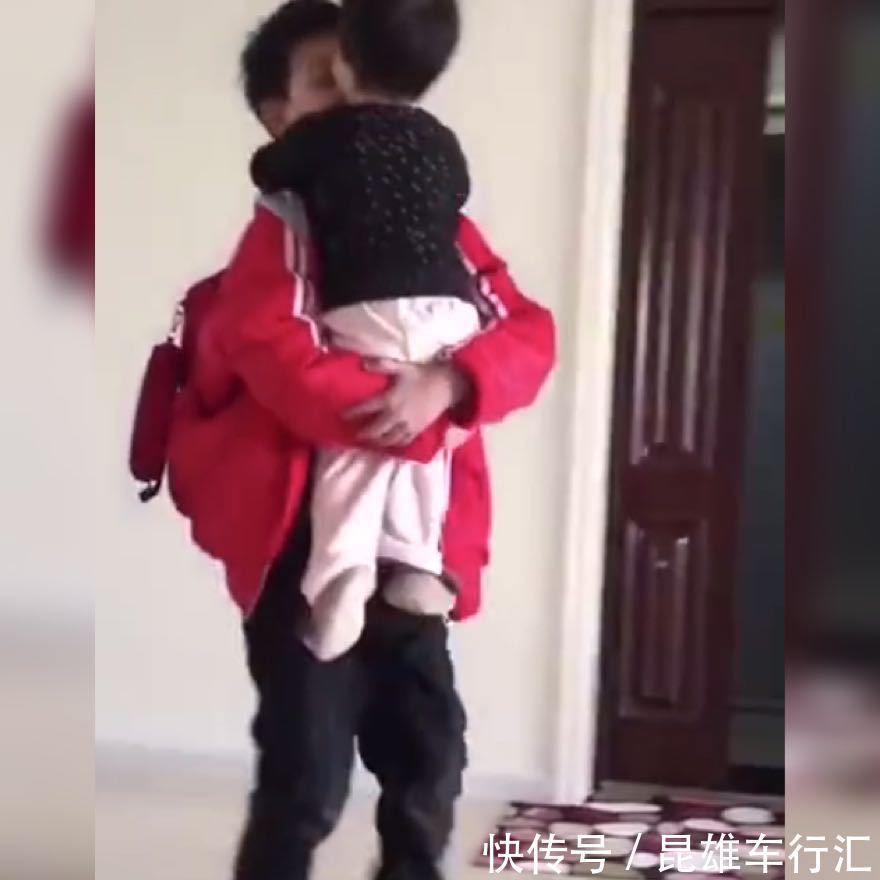 哥哥|妹妹看到爸爸和哥哥回家,忽视爸爸求哥哥“抱抱”火了:太有爱啦