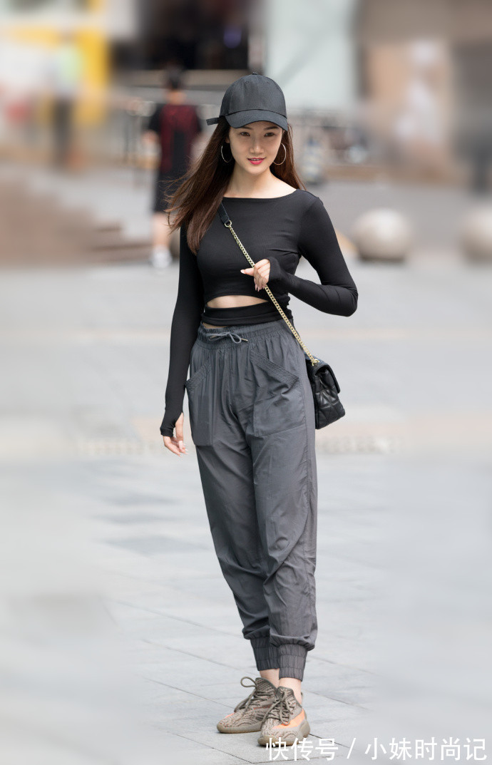 女人味 重庆街拍,独特的设计,流露出优雅的姿态,展现性感女人味!
