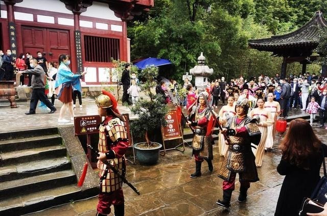 中国历史|唐风国潮来袭 四川广元皇泽寺博物馆带游客“穿越”古今！