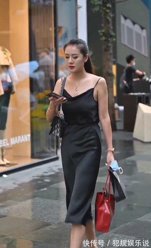 女人味 独具一格的真丝裙,小吊带看着像挂上去的一样