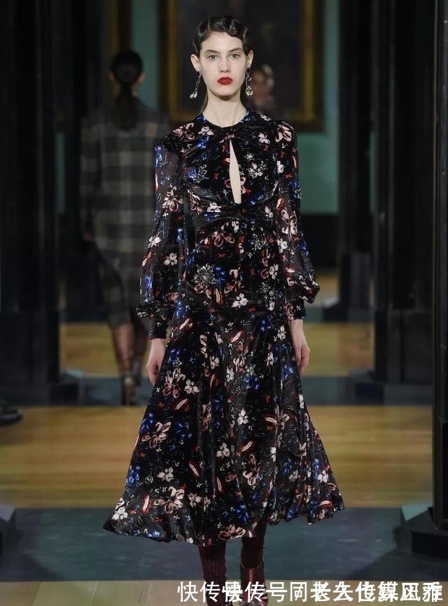 仙女们 入秋后短裙“失宠”了!今秋流行“奶奶裙”,不冷不热正好穿!