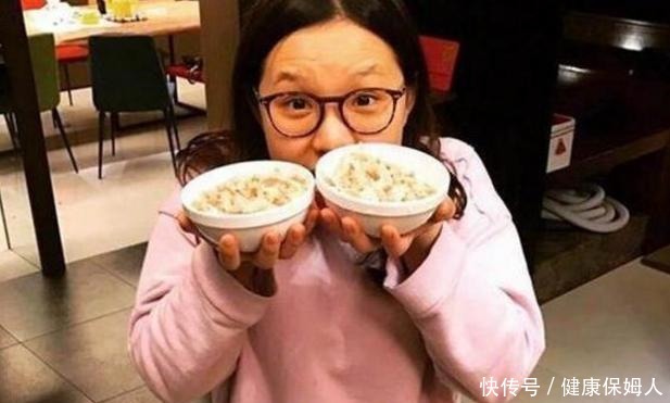 谢依霖晒出自己住的房子，餐厅放了几张塑料餐椅，生活真够接地气！