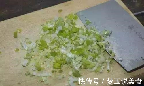 西红柿炒蛋你还只是加盐，多加一样东西美味提升数十倍，很实用的！