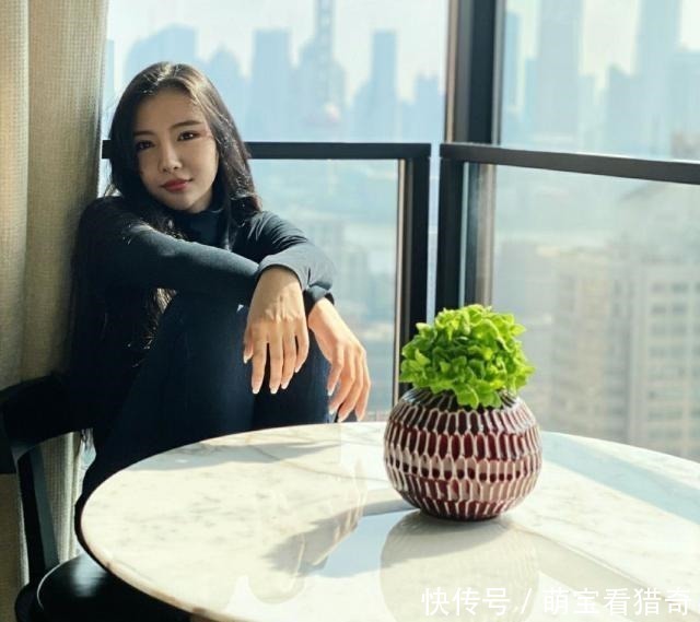 她參加蒙面唱揭面令人驚喜，雖有紅曲卻無熱度，境況與劉美麟相似