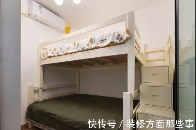 玻璃门|68平现代风一居室，厨房的玻璃门隔断和吧台设计，好看又实用