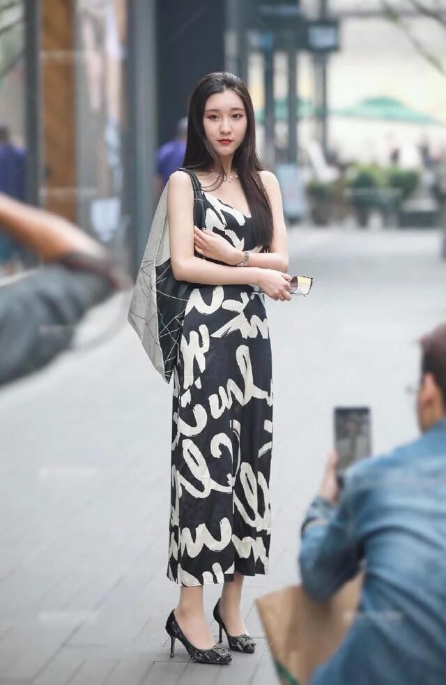 作画|街拍书香气质的小姐姐，自己在裙子上“作画”，才女就是不一样