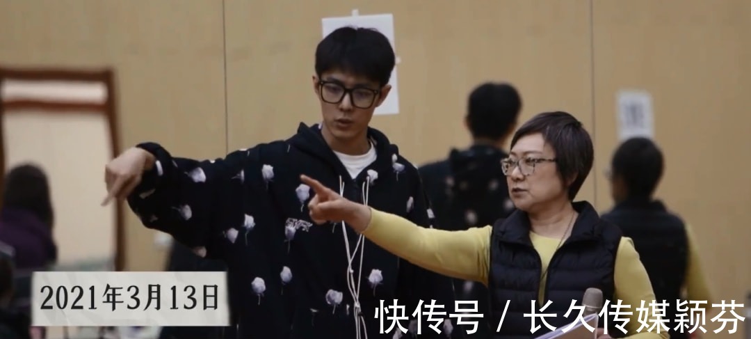 肖战|肖战话剧纪录片曝光，无实物表演吃东西被辣到，素颜出镜无包袱