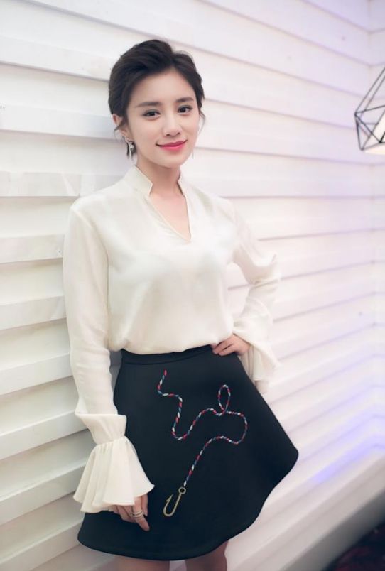 女主持人忘穿打底衣,导演只能切镜头,孰料张国立坚持1小时不敢转头