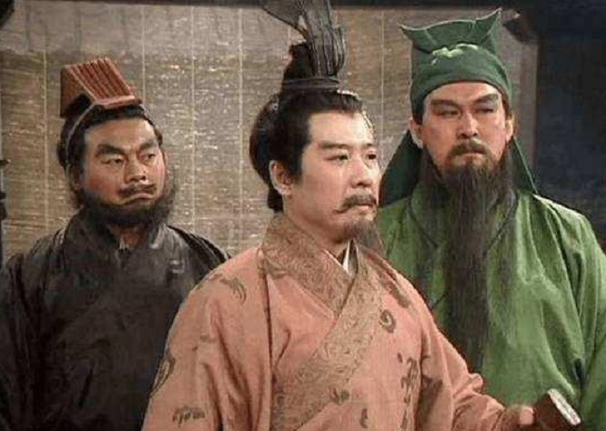 曹操|曹操考虑要不要除去吕布时，为何要问刘备，而不是身边的郭嘉