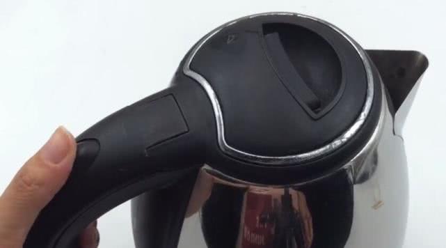 电热水壶插一根牙签太厉害了,一年能省下好几百,告诉家里人学学