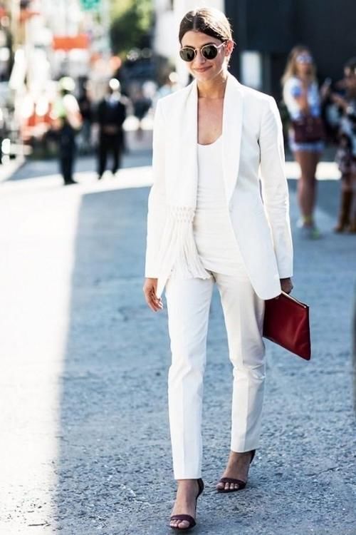 早春别再穿风衣了，2021年流行穿“白色西装”，可优雅可帅气
