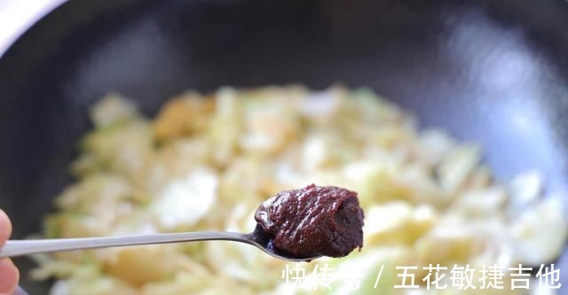 脆爽|包菜这样做,真的太下饭了,简直吃上瘾了,脆爽可口,做法也简单!
