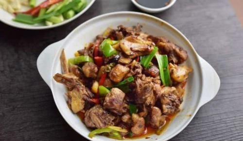 炒鸡肉时，直接下锅炒大错特错，炒之前多加一步，鸡肉更鲜嫩入味