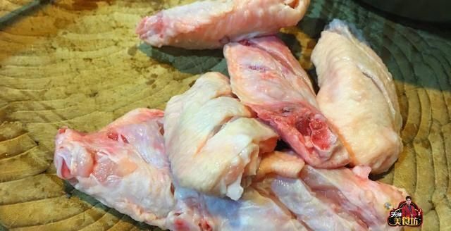 鸡翅|鸡腿别总是红烧了,教你做美味的石锅蒜香鸡翅,作法简易,解馋解饿