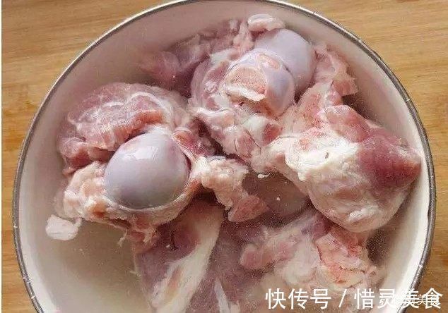 特色菜|老婆天天就馋这道菜，才10元1斤，比排骨还香，炖一锅都不够吃！
