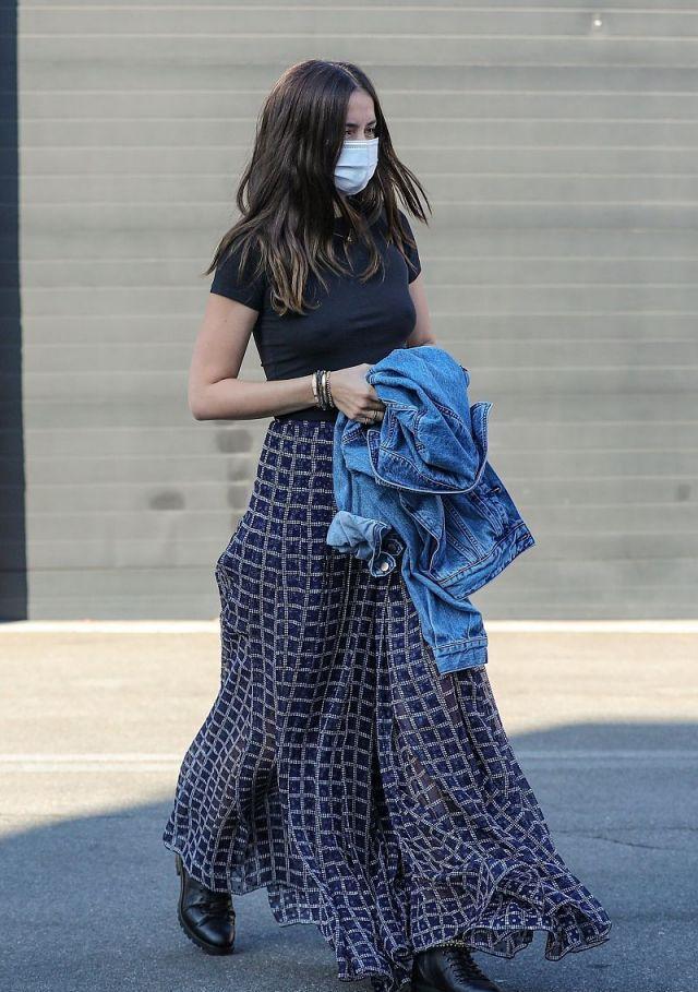  尽显|安娜德阿玛斯穿黑T恤搭格纹群尽显浪漫洒脱气质, 身段超迷人