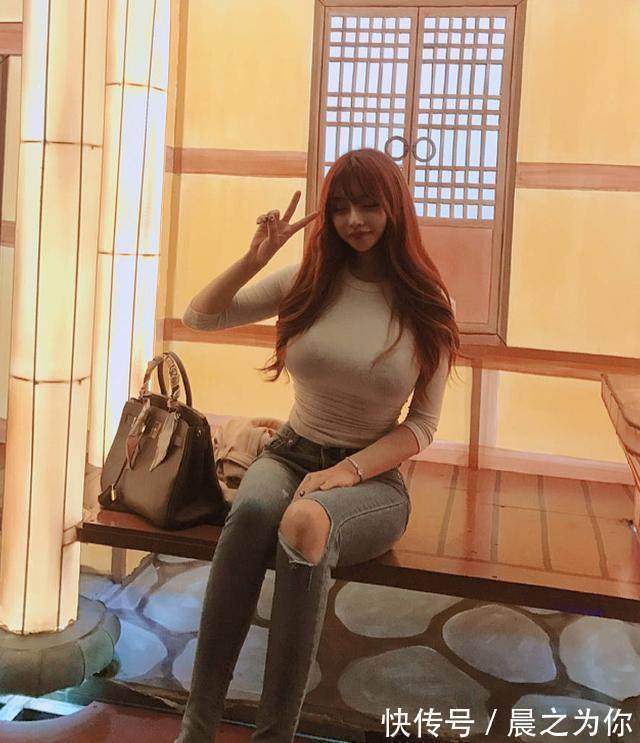 高贵 别致典雅的紧身牛仔裤,彰显出女人高贵大方的气质,魅力十足!