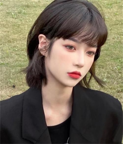 短发比长发更容易彰显自己的风格，清爽利落，简约又不失高级