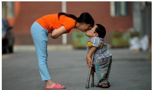 睡眠质量|“袖珍丈夫”走红,和妻子带娃出行,路人问宝妈:都你生的?