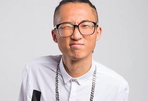 因没观众缘，被何炅黄磊踢出群聊，却在国外被万人追捧！