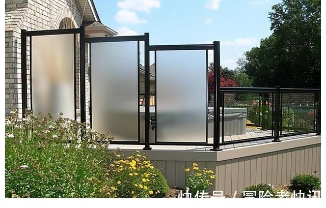 石笼网|砌院墙不用砖头,直接用磨砂玻璃,衬着绿植美成一幅画!