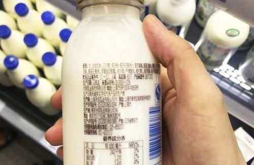 营养|买牛奶要注意,配料表里有“这2样”,都是假牛奶,少买给孩子喝