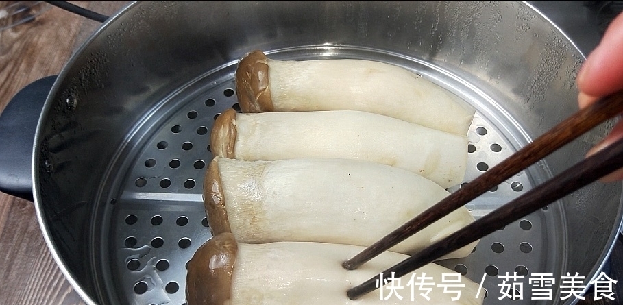 诱人|杏鲍菇的新吃法,一次做4根,看着诱人吃的过瘾,太有创意了