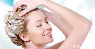 女性头发多久洗一次最好?洗头常犯的4个错误,很多人都避免不了