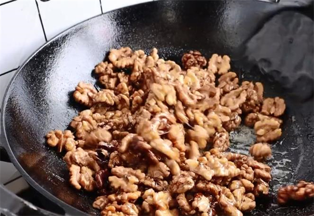 核桃仁|想吃琥珀核桃不用出去买，手把手教你在家做，香甜又酥脆