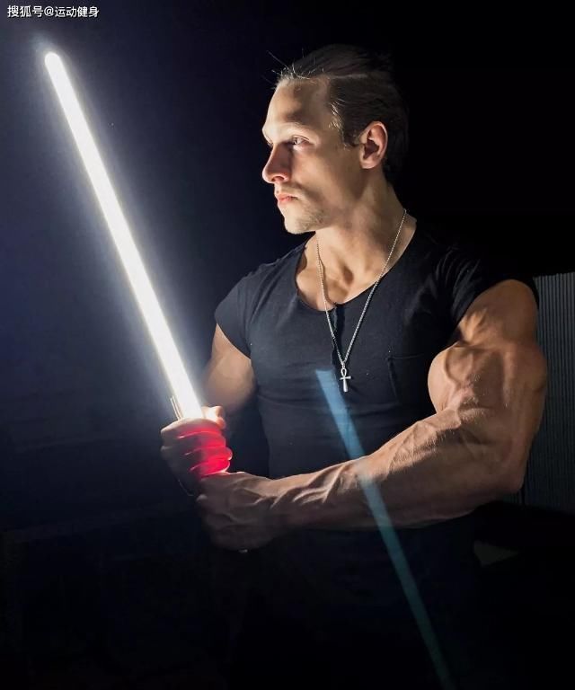 胸肌|臂围45cm，二头肌似小山包的猛汉奶爸，还自带肌肉抽筋绝活