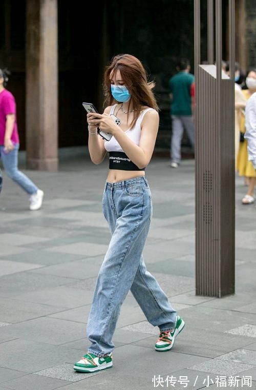 气质感|美女穿搭：牛仔裤依然是冬天的时尚担当，成熟稳重，气质感满满！