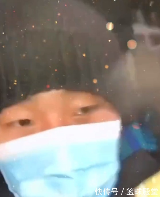 训练课|广东第一堂训练课结束,众球迷堵大巴!小胡挤怕了,周鹏无奈笑笑
