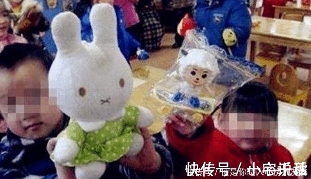 互换|幼儿园圣诞互换礼物,宝妈用千元文具只换回纸人,看到价格更崩溃