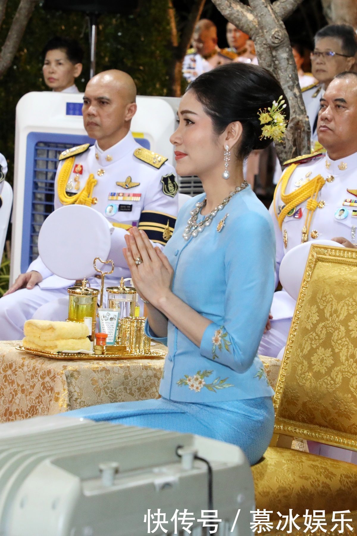 泰王@诗妮娜陪泰王出行情意浓,爱情滋养面若桃花,贵妃笑得人心都酥了