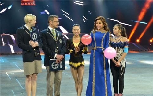 刘藤|中国柔术第一美女,将身体折叠在箱子穿行,表演让外国人叹为观止