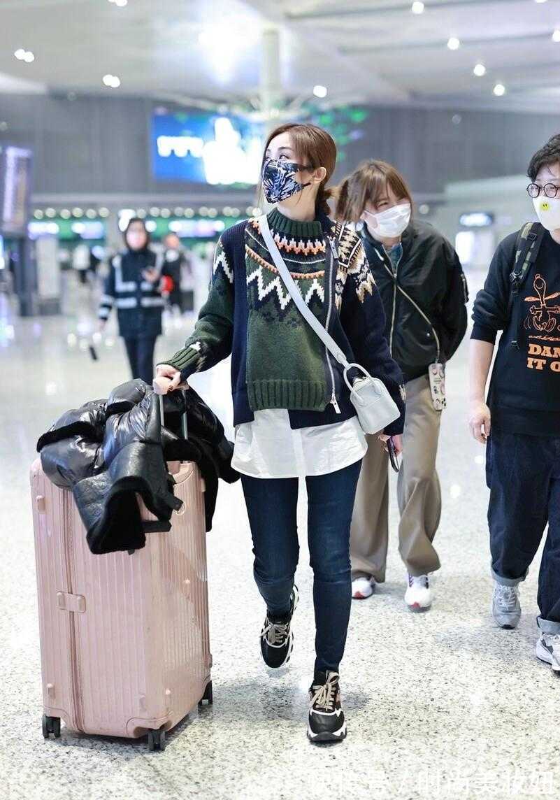 衬衫 阿Sa眼光果然很好,拼色毛衣叠穿衬衫减龄洋气,少女气质不减