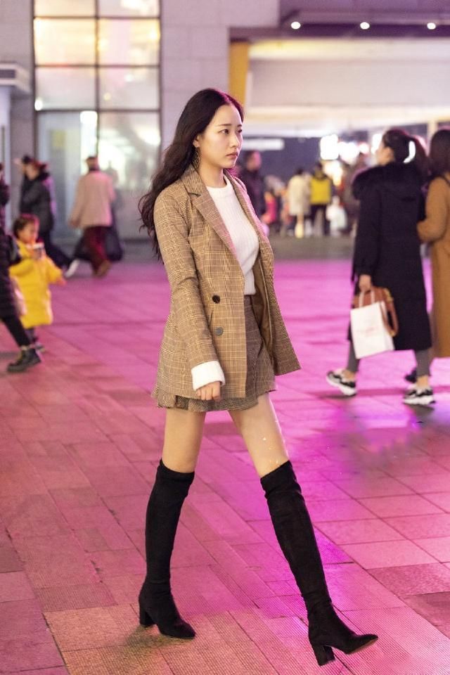 简洁美观的裙装搭配，穿着个性十足，轻松自若让你靓丽出行