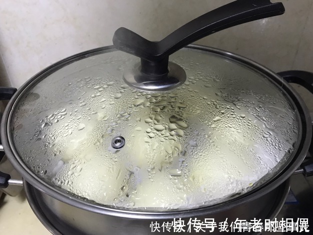 蒸馒头用大火还是小火？很多人用错了火，难怪馒头干硬塌陷，不香
