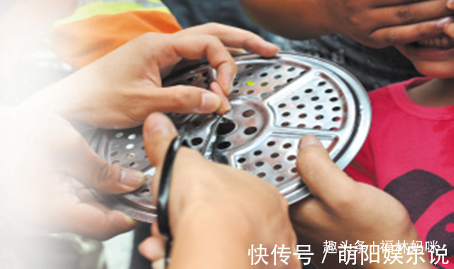 手指|男孩手指卡在小洞里,消防员赶来切割,为啥孩子都喜欢扣小孔?