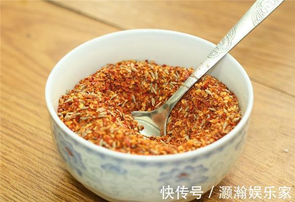 淋热油|做辣椒油时,直接淋热油就错了!大厨教你正确做法,辣椒油香又亮
