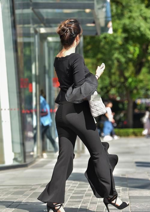 烦恼|一身黑的穿搭，看起来简约又隐秘，省去穿衣搭配的烦恼