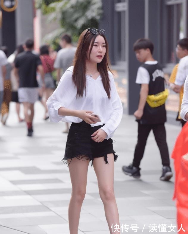 美女 美女的白色露背衫搭配黑色短裤,很吸引人的目光!