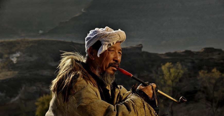 流浪汉|老汉救下一流浪汉,流浪汉对其透露正月十五那天一定要挂红灯笼!